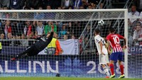 Atletico seperti mendapat angin di babak ini dan balik menekan Madrid. Gol cantik Saul Nigue di menit ke-98 lewat sepakan kerasnya membuat gawang Keylor Navas kebobolan. (Maxim Shemetov/REUTERS)
