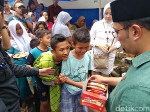 Ridwan Kamil Bagi-bagi Coklat ke Korban Gempa Lombok