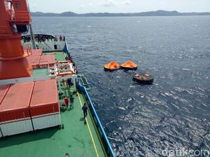 Kapal Feri Tenggelam di Halmahera, 5 Orang Hilang