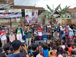 Ridwan Kamil Hibur Pengungsi Kampung Bandung di Lombok