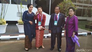 Kompaknya Sri Mulyani hingga Rini Naik Bus ke JCC