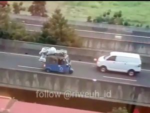 Waduh, Bajaj Ini Berputar Arah di Jalan Layang Seenak Jidat Waduh, Bajaj Ini Berputar Arah di Jalan Layang Seenak Jidat