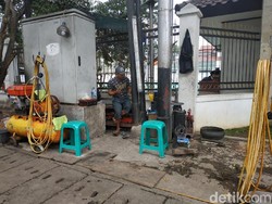 Alasan Tukang Tambal Ban Nekat Pilih Buka Lapak di Trotoar