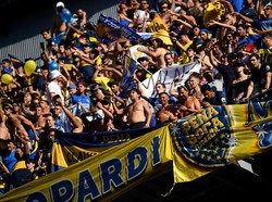 Pertandingan itu digelar di markas Barcelona yang berakhir Kamis (16/8/2018) dinihari WIB. Meski hanya berstatus pertandingan persahabatan, suporter Boca tetap setia mendukung tim kesayangannya di Spanyol. (Foto: David Ramos/Getty Images)