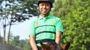 Intip Gaya Olahraga Romahurmuziy yang Jago Bermain Musik