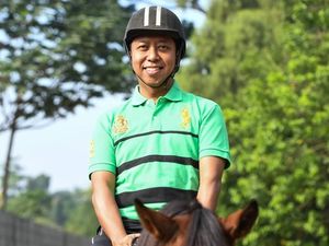 Intip Gaya Olahraga Romahurmuziy yang Jago Bermain Musik