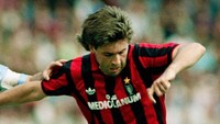 Ancelotti pun pernah menjuarai Piala Super Eropa pada tahun 1990 ketika masih bermain untuk AC Milan. (Foto: Simon Bruty/Allsport/Getty Images)