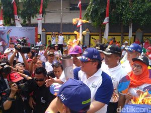 Disambut Kepala Bappenas, Obor Asian Games Tiba di Jakarta Barat