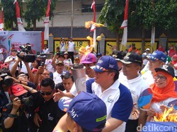 Disambut Kepala Bappenas, Obor Asian Games Tiba di Jakarta Barat