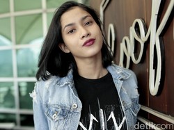 Aghniny Haque Korban Jackie Chan dan Kecintaan pada Charlize Theron