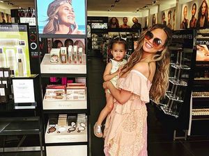 Sulitnya Chrissy Teigen Meminta Putrinya Senyum Saat Difoto