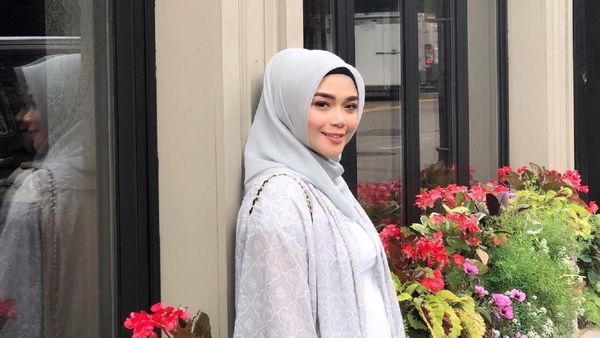Foto: Cantiknya Sheza Idris Berhijab, Seperti Ini Pilihan Gayanya