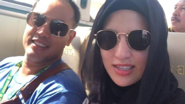 Gaya Nia Ramadhani Pakai Tas Rp 44 Juta Saat di Arab Saudi