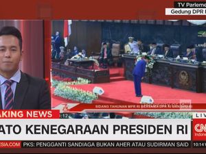 Jokowi Kembali Bungkukkan Badan ke Anggota Dewan di Sidang Tahunan Jokowi Kembali Bungkukkan Badan ke Anggota Dewan di Sidang Tahunan