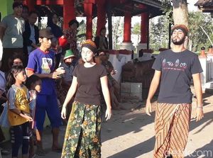 Lucunya Turis di Madiun Rebutan Hadiah Kalung Sapi di Lomba HUT RI