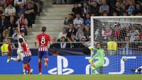 Ini jadi laga perdana Real Madrid tanpa Cristiano Ronaldo dan Zinedine Zidane. Karim Benzema mencetak gol penyama kedudukan lewat tandukannya. (Maxim Shemetov/REUTERS)
