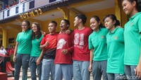 Para pemain Timnas putri berfoto bersama siswa-siswi SMKN 2 Bawang, Banjarnegara.