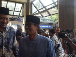 Berkemeja Biru, Sandiaga Sambangi Kantor PBNU