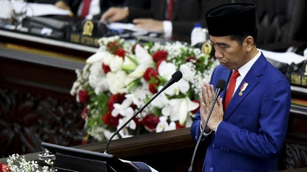 Presiden Joko Widodo memberikan salam saat Pidato Kenegaraan pada Sidang Tahunan MPR 2018 di Gedung Nusantara, Kompleks Parlemen, Senayan, Jakarta, Kamis (16/8).