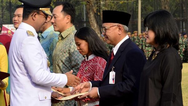 Anies Beri Penghargaan untuk Bank DKI