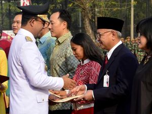 Anies Beri Penghargaan untuk Bank DKI
