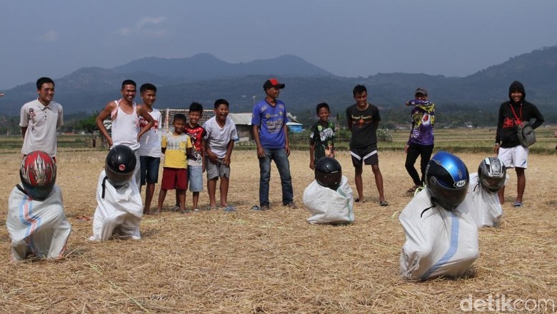 Tawa Canda Warga Paseh Bandung Gelar Lomba di Sawah Kering