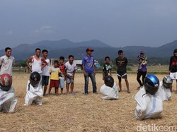 Tawa Canda Warga Paseh Bandung Gelar Lomba di Sawah Kering