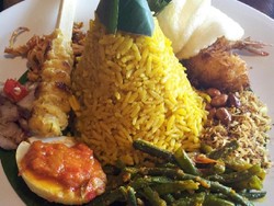 Bagaimana Cara Bikin Nasi Kuning Buat Tumpeng?