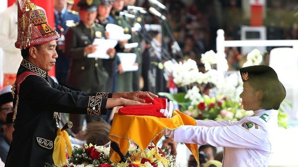 Foto: Jokowi Pimpin Upacara HUT ke-73 RI di Istana