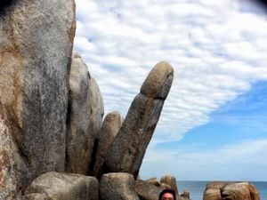 Batu Raksasa Mirip Alat Kelamin Pria