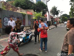Rayakan HUT RI di Jalan Jaksa, Sandiaga Dipeluk Emak-emak