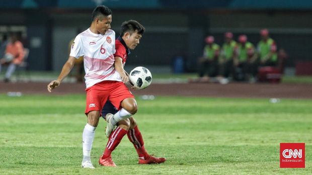 Evan Dimas berduel dengan pemain Laos di babak pertama.