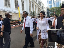 Cantik Berkebaya Putih, Sri Mulyani Pimpin Upacara di Kemenkeu