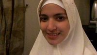 Ke Tanah Suci Bareng Ardi Bakrie, Nia Ramadhani Cantik Berhijab