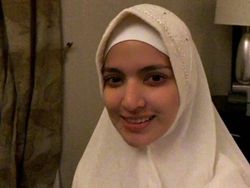 Ke Tanah Suci Bareng Ardi Bakrie, Nia Ramadhani Cantik Berhijab