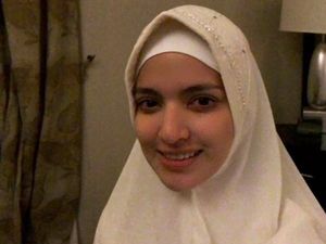 Ke Tanah Suci Bareng Ardi Bakrie, Nia Ramadhani Cantik Berhijab