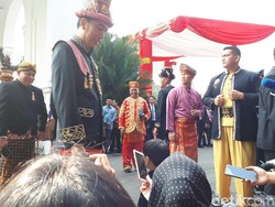 Berpakaian Adat Aceh, Jokowi Ajak Jan Ethes Lihat Persiapan Upacara