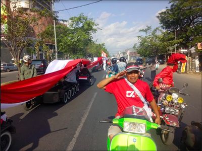 Saat Bendera Merah Putih Sepanjang 73 Meter Penuhi Jalanan Makasar