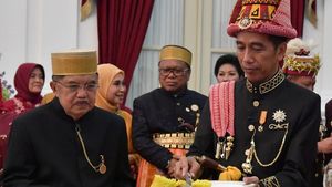 Foto: Potong Tumpeng Jokowi dan Presiden-Wapres Terdahulu di HUT RI