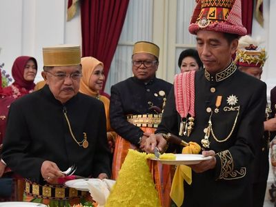 Foto: Potong Tumpeng Jokowi dan Presiden-Wapres Terdahulu di HUT RI