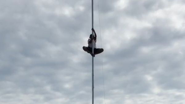 Aksi Joni: Panjat Tiang, Duduki Kursi Menteri, Nonton Asian Games