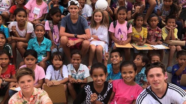 Foto: Keluarga David Beckham & Senyum Anak-anak Sumba