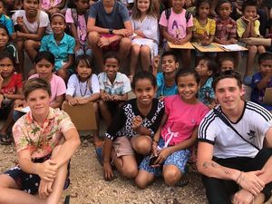 Foto: Keluarga David Beckham & Senyum Anak-anak Sumba