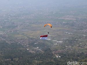 Polri-TNI Bentangkan Merah-Putih di Langit Garut