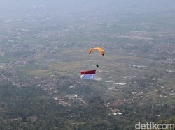 Polri-TNI Bentangkan Merah-Putih di Langit Garut