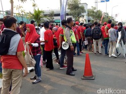 Antrean Penukaran Tiket di Stadion Patriot Mengular Sampai Jalan Raya