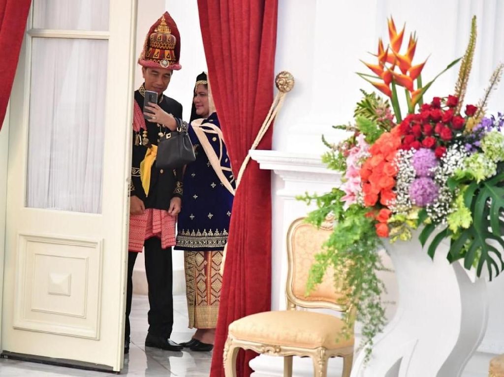 Menebak Smartphone Iriana Saat Selfie Bareng Jokowi Menebak Smartphone Iriana Saat Selfie Bareng Jokowi