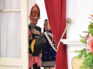 Mesranya Jokowi-Iriana Wefie Pakai Baju Adat Sebelum Upacara