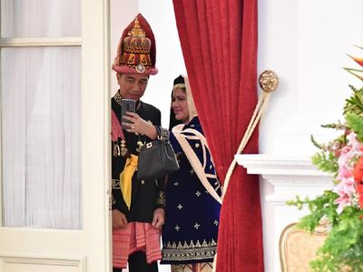 Mesranya Jokowi-Iriana Wefie Pakai Baju Adat Sebelum Upacara