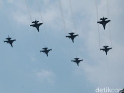 Usai Upacara Bendera, Jet Tempur TNI AU Lintasi Langit Istana